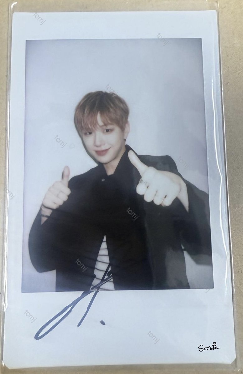 SmileFlowd's tweet photo. 拥有这么美的拍立得是多么的幸福🥰
고마워요❤️

#강다니엘 #KANGDANIEL
#姜丹尼尔 #カンダニエル
#ALLMYDAY   #FanSign https://t.co/TP9Pqg6QBR
