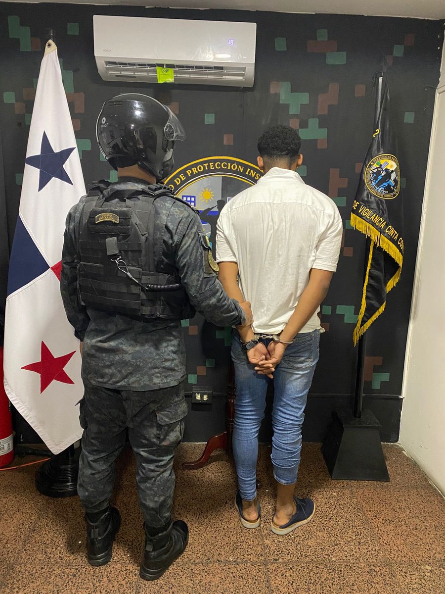 Unidades del S.P.I. sorprendieron a un ciudadano intentando abrir un vehículo en la canchita del Miramar en la Cinta Costera. Tras una breve persecución fue aprehendido y puesto a órdenes de las autoridades competentes.