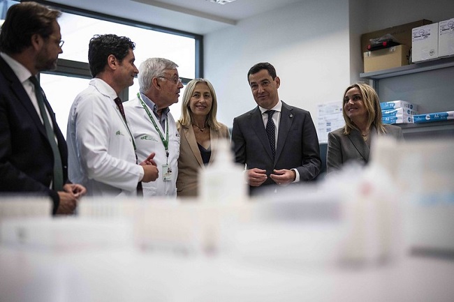 IndeGranada's tweet photo. La Junta destinará 533 millones a la sanidad privada para intentar reducir las listas de espera de los hospitales públicos

Tras dos años de tramitación, formalizará ahora el contrato que presenta como su gran plan de choque contra las listas de espera👇
https://t.co/4HTm0wp2UD https://t.co/1GZypD2HjI