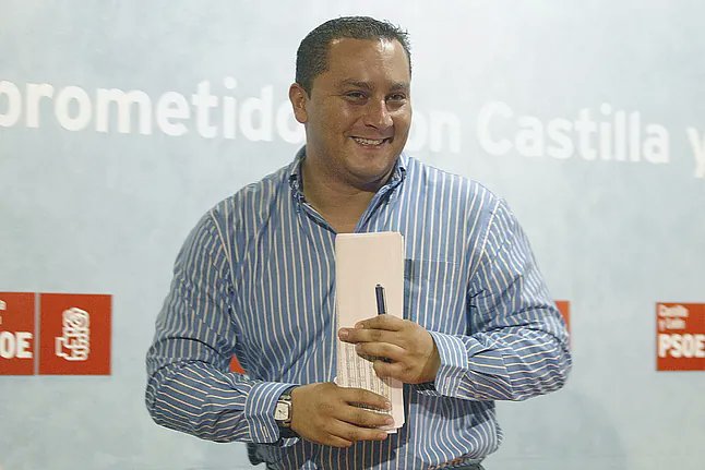 No tiene carrera universitaria. No ha trabajado jamás fuera del ámbito de la política. Responsable de las redes sociales del Ayto De Valladolid con Óscar Puente,  y posteriormente su jefe de su gabinete.  RENFE, por lo que sea, lo ha fichado para su Consejo de Administración.