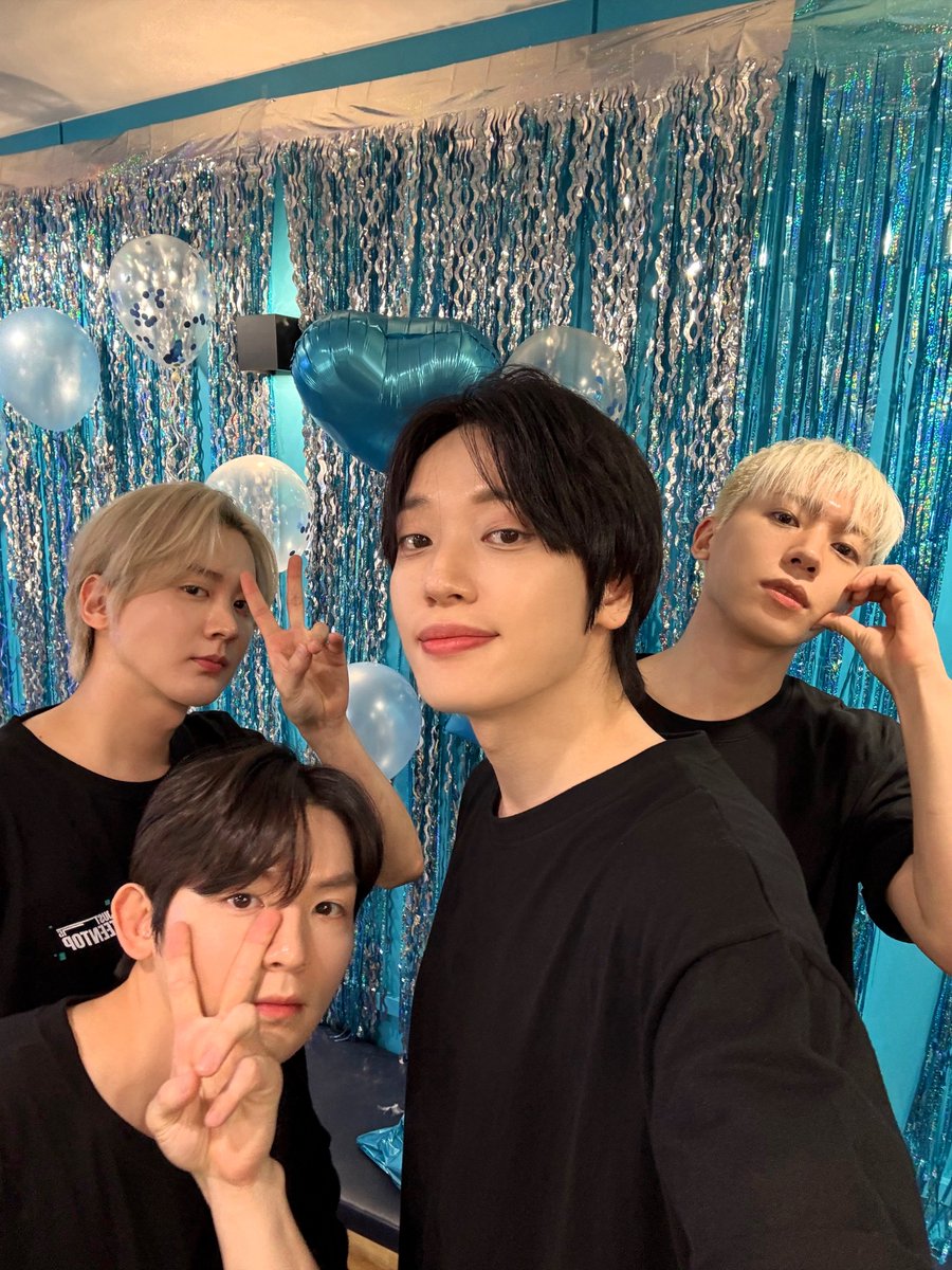 엔젤 ㄱ?

#TEENTOP #틴탑
#CHUNJI #천지 #NIEL #니엘
#RICKY #리키 #CHANGJO #창조
#JUST15_TEENTOP #CherryPie