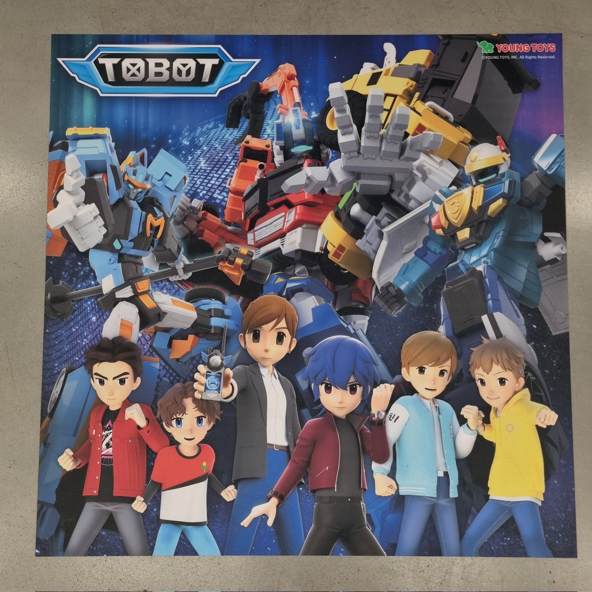 아니 이마트 와서 완구 보고 가려고 막 구경하는데 바닥에 이거 붙어있는 줄 모르고 울 와기들 밟고 구경햇엇은ㅜㅠㅠ