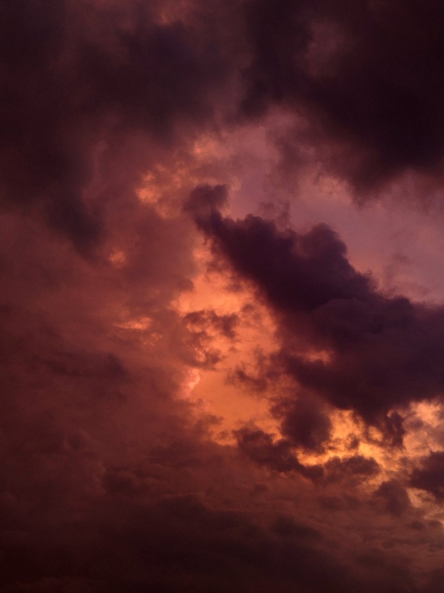 theskyaddictt's tweet photo. ohhh, how much I love the skyyyyy https://t.co/SgwSH52geM