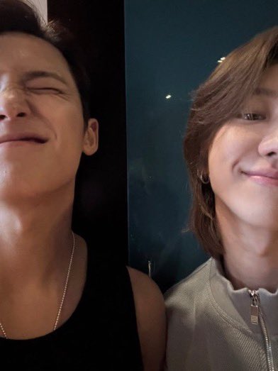 xmhjy's tweet photo. WHAT DO YOU MEAN WHAT DO YOU MEAN OMG GYUHAO HALF HALF SELCAAAAAAAAAAAAAA IS BACK!!!!! A FEW DAYS AFTER THE LAST HALF HALF SELCA ANNIVERSARY TOO 🤪🤪🤪😭😭 https://t.co/VlnbLYW87f