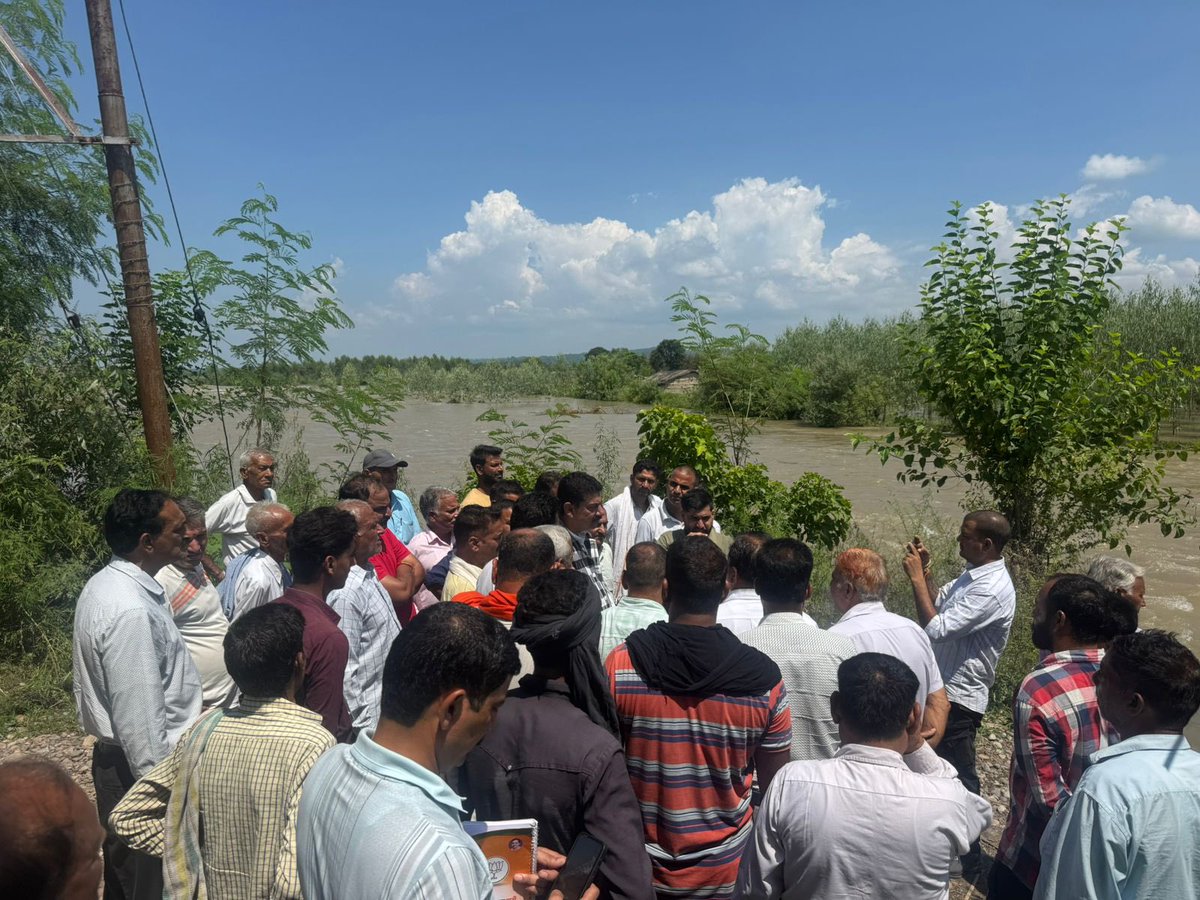 आज विधानसभा क्षेत्र फतेहपुर के रियाली व अन्य बाढ़ प्रभावित क्षेत्रों का दौरा कर वहाँ की स्थिति का जायज़ा लिया।
पीड़ित परिवारों की समस्याओं को सुनकर उन्हें हरसंभव सहायता उपलब्ध कराने का आश्वासन दिया।