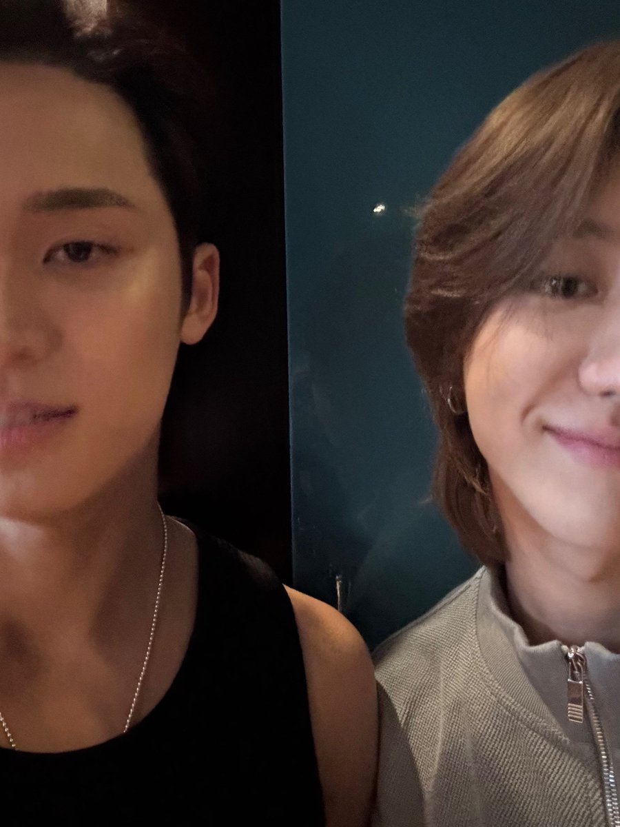 wingskris's tweet photo. นึกว่าชีวิตนี้จะไม่ได้เห็น half-half selca อีกแล้ว เพราะเดี๋ยวมิงก็จะเข้ากรมละ ขอบคุณนะคะที่ไม่ลืมอารยธรรมเก่าที่สร้างเอาไว้ since 2017 😭 https://t.co/3aRPUI9Py4