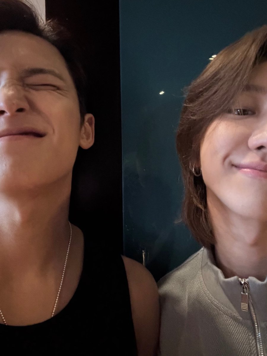 wingskris's tweet photo. นึกว่าชีวิตนี้จะไม่ได้เห็น half-half selca อีกแล้ว เพราะเดี๋ยวมิงก็จะเข้ากรมละ ขอบคุณนะคะที่ไม่ลืมอารยธรรมเก่าที่สร้างเอาไว้ since 2017 😭 https://t.co/3aRPUI9Py4