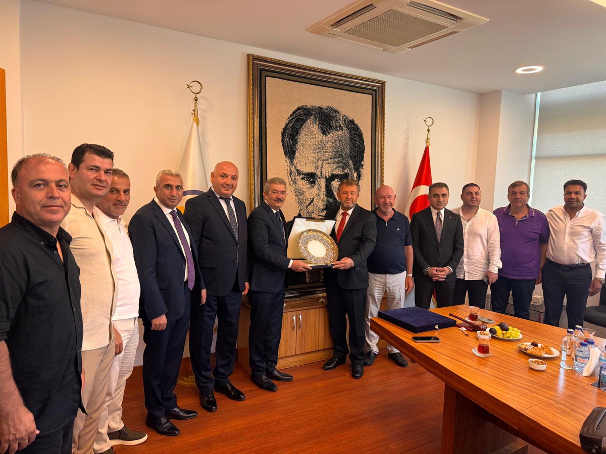 Van ve Çorlu TSO kardeşliği güçleniyor!
Turgut Altaylı, Azizoğlu Group Başkanlığı’nda Van TSO’yu ağırlamaktan duydukları memnuniyeti dile getirdi. Çorlu paydaşlarına ‘Kale Şehri Van’ plaketi takdim edildi. 

#TSOKardeşliği #Van #Çorlu