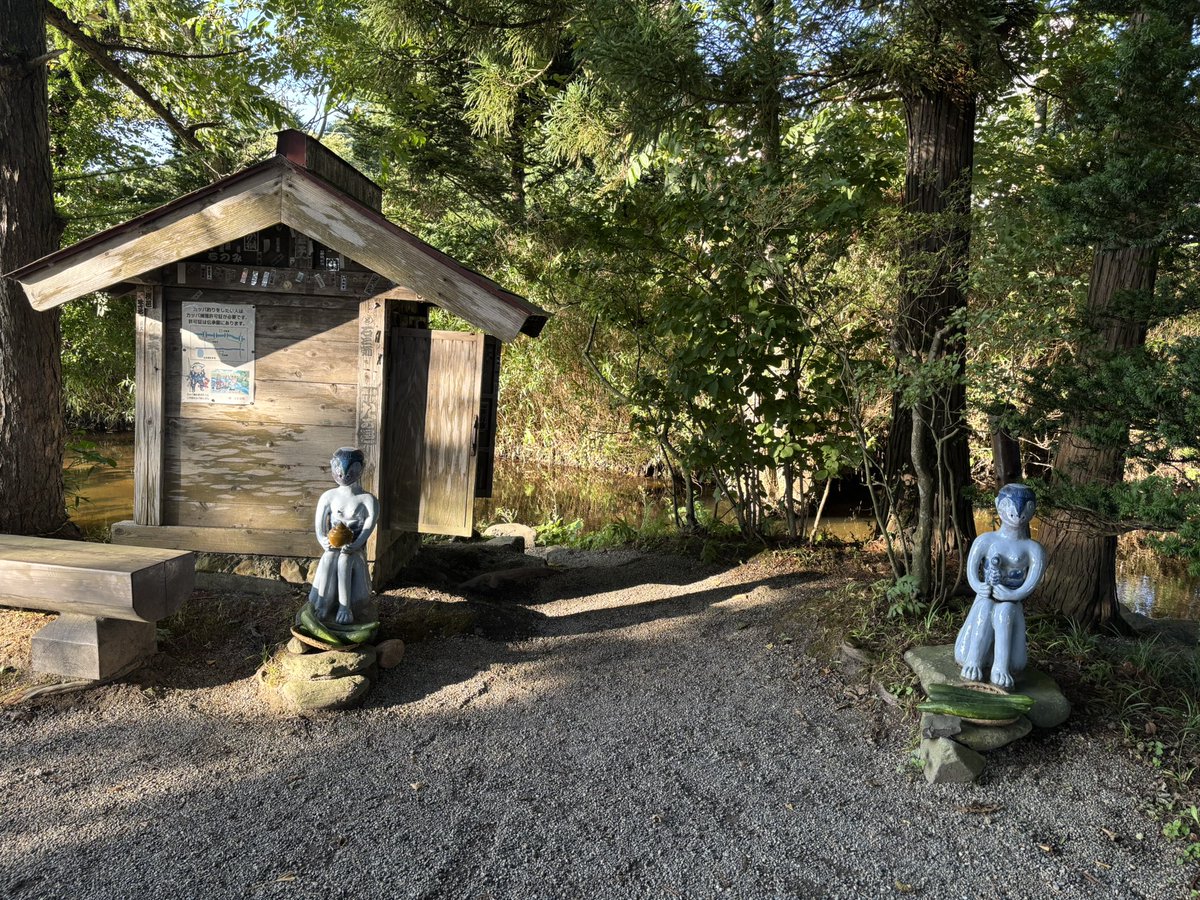 岩手県遠野市カッパ淵。泥土で緩やかな流れの少し暗めの川。いかにもカッパがいそうな雰囲気。きゅうりでカッパを釣ってみた。人が来て騒がしくなり、かからないから撤退。