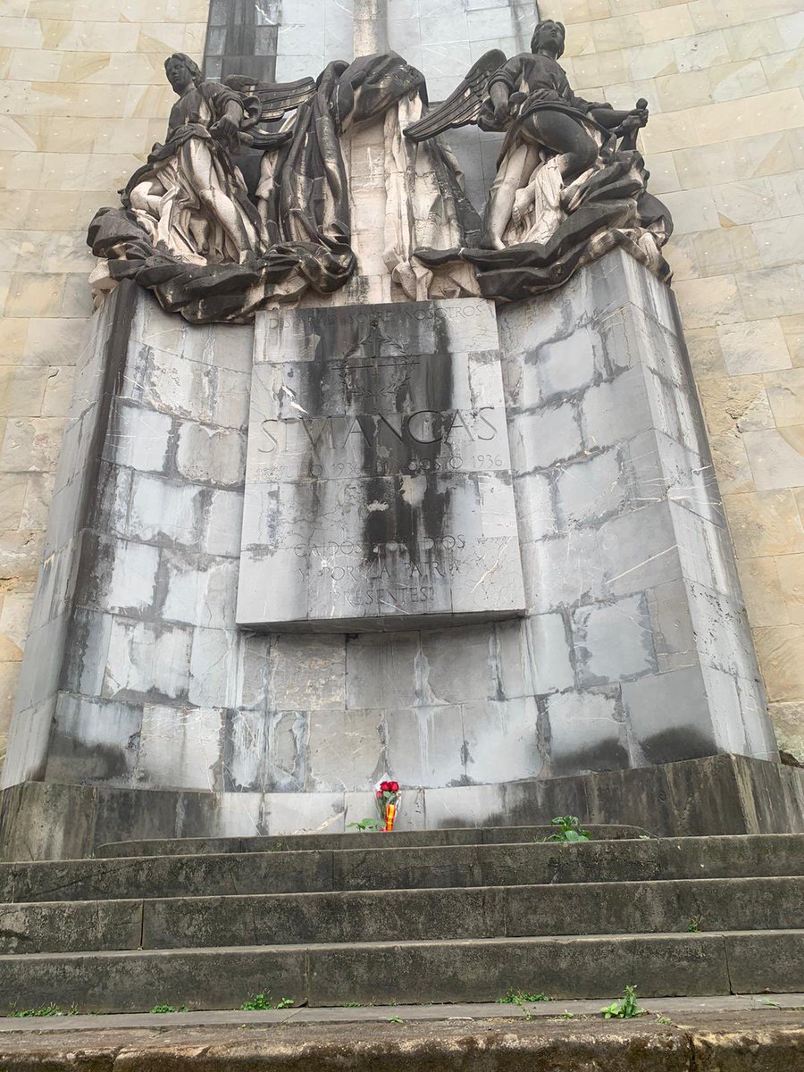 📢 ¡El enemigo está dentro, disparad sobre nosotros!

🌹 Homenaje a los caídos del Cuartel de Simancas.