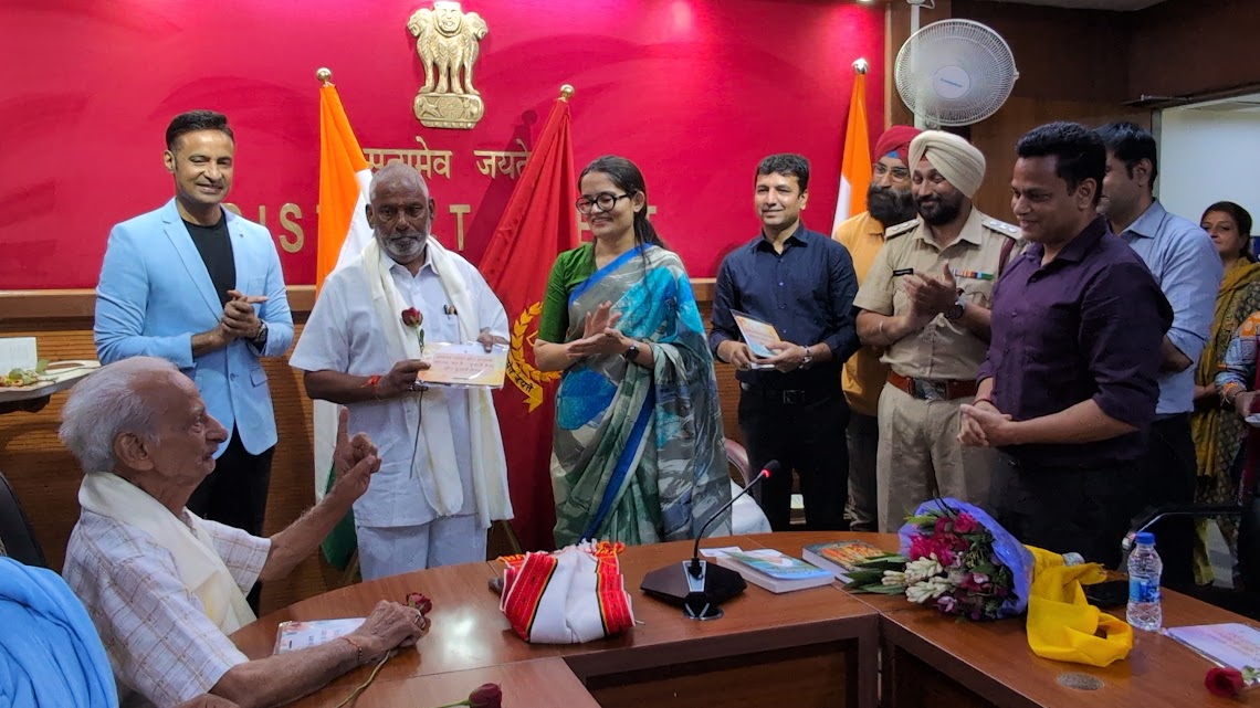 TrinityFound002's tweet photo. Celebrating National Senior Citizens Day
With immense respect, #SDMOffice West District along with @trinityfoundationind honoured senior citizens for their priceless contributions to society.
#SeniorCitizenDay #RespectForElders
#TrinityFoundation #SDMOfficeWestDistrict https://t.co/BVmEK2c3kz