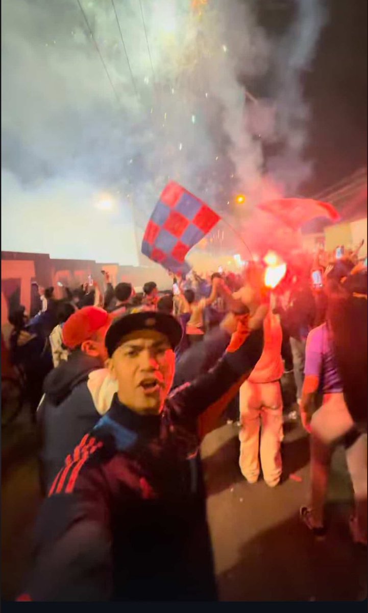 angelo12906067's tweet photo. La noche de ayer fue abordado por hinchas de independiente(monos)… 
Justicia para Baygorria💙❤️

#Bullanguero #indepediente https://t.co/96ny6ywnd1