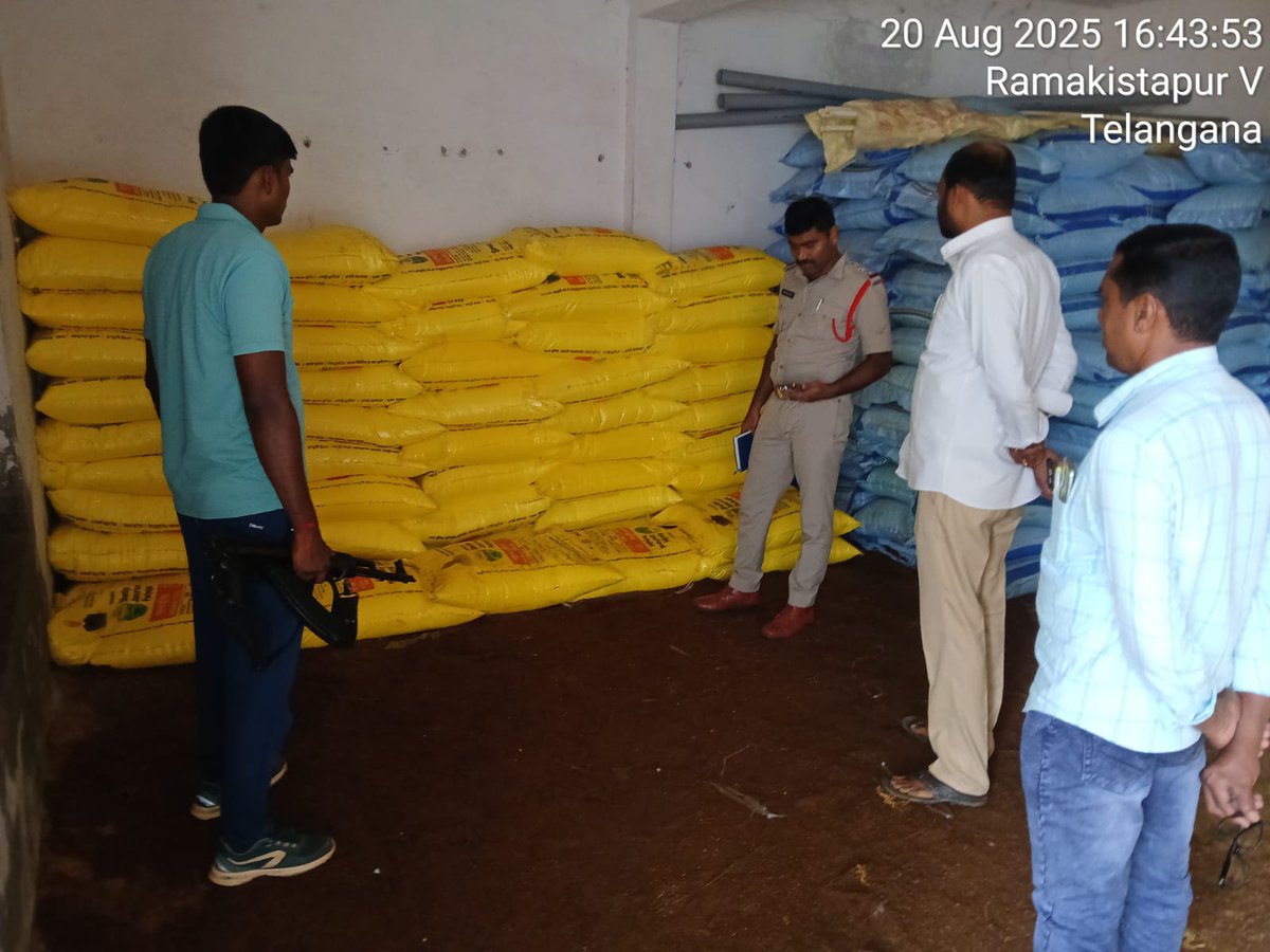 visited the Urea Distribution center at Tekumatla and  Instructed them  for transparency in distribution of urea to the farmers. <a href="/spbhoopalpalli/">SP Bhupalapally</a>
