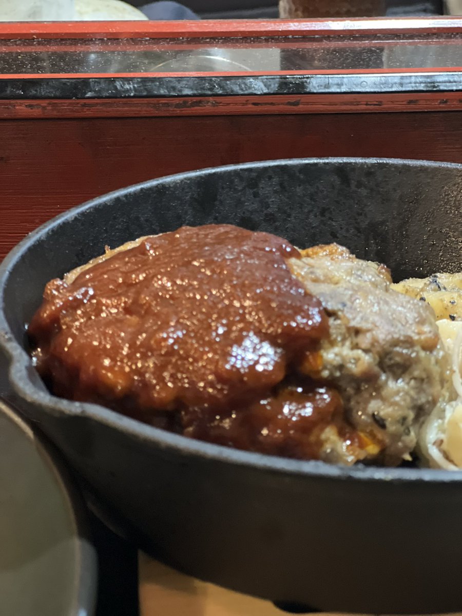 aokurodasu's tweet photo. #アマゾネスブッチャー
分厚いハンバーグのビジュが食欲をそそり、スパイシーな粗挽きの歯応えは肉食ってる感半端無い！
付け合わせの素麺スパサラ、ケシの実ペーストジャカの付け合わせも最高。最後の一口が愛おしくなる定食でしたな。 https://t.co/7krw6GVUje