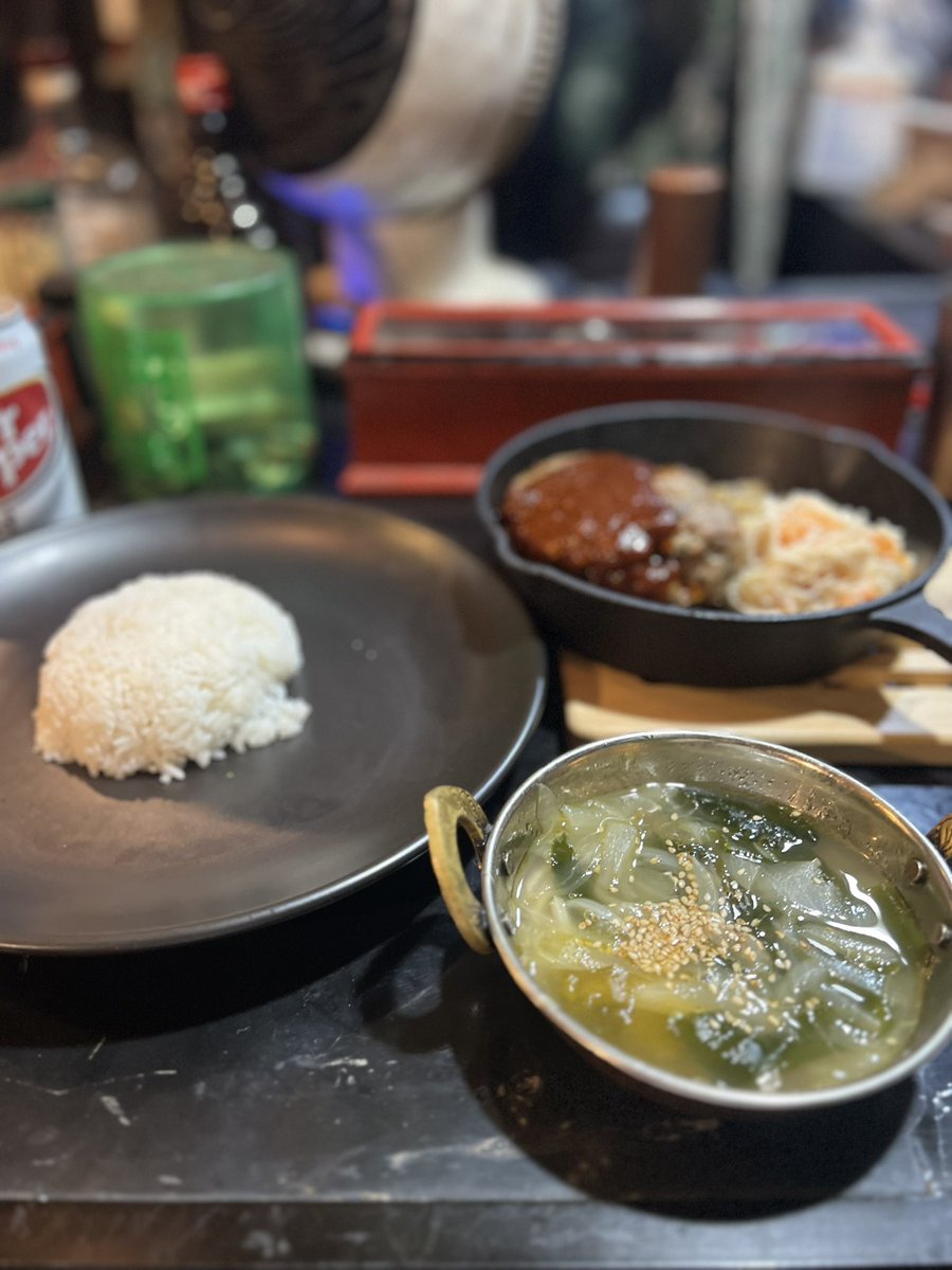 aokurodasu's tweet photo. #アマゾネスブッチャー
分厚いハンバーグのビジュが食欲をそそり、スパイシーな粗挽きの歯応えは肉食ってる感半端無い！
付け合わせの素麺スパサラ、ケシの実ペーストジャカの付け合わせも最高。最後の一口が愛おしくなる定食でしたな。 https://t.co/7krw6GVUje