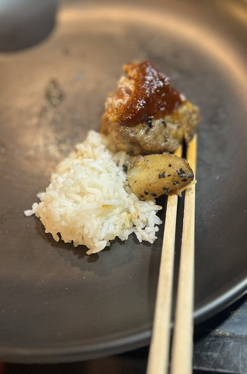 aokurodasu's tweet photo. #アマゾネスブッチャー
分厚いハンバーグのビジュが食欲をそそり、スパイシーな粗挽きの歯応えは肉食ってる感半端無い！
付け合わせの素麺スパサラ、ケシの実ペーストジャカの付け合わせも最高。最後の一口が愛おしくなる定食でしたな。 https://t.co/7krw6GVUje
