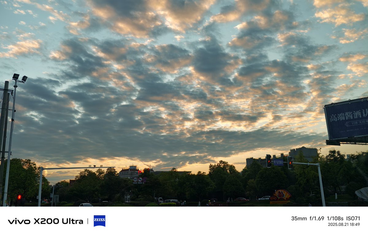 最近天空太美丽，都没时间停下来好好欣赏～