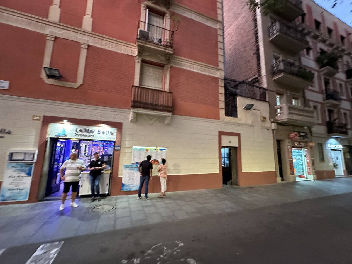 Films_Inspire's tweet photo. Enjoying an evening stroll on the streets of #Barcelona. Beautiful sky, great vibes. #Fun #España #Spain 🇪🇸 https://t.co/uLUDPchuKU