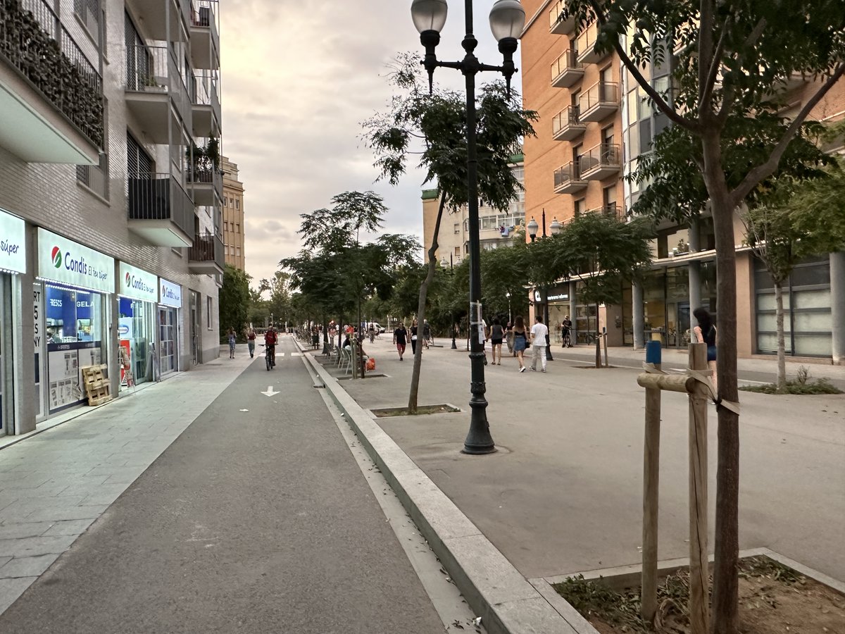 Films_Inspire's tweet photo. Enjoying an evening stroll on the streets of #Barcelona. Beautiful sky, great vibes. #Fun #España #Spain 🇪🇸 https://t.co/uLUDPchuKU