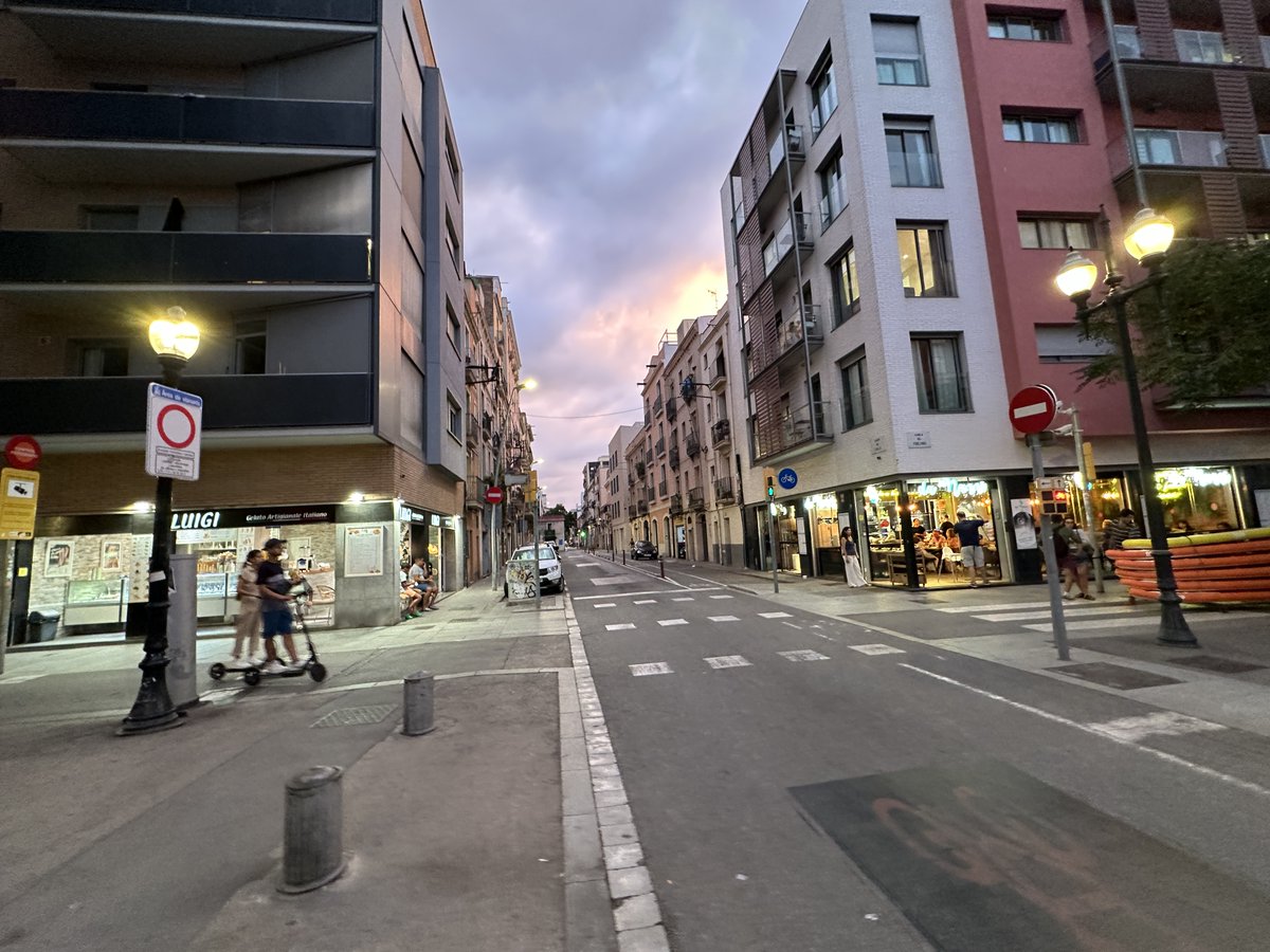 Films_Inspire's tweet photo. Enjoying an evening stroll on the streets of #Barcelona. Beautiful sky, great vibes. #Fun #España #Spain 🇪🇸 https://t.co/uLUDPchuKU