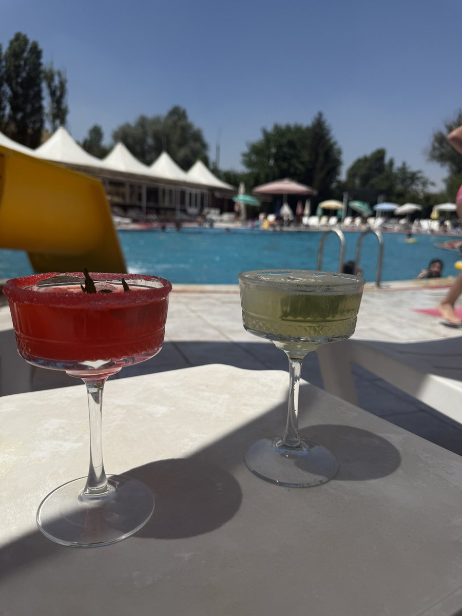 oumutdeyil's tweet photo. #ens sağolsun birer drink ısmarladı 😂 https://t.co/JPwET5wOpB