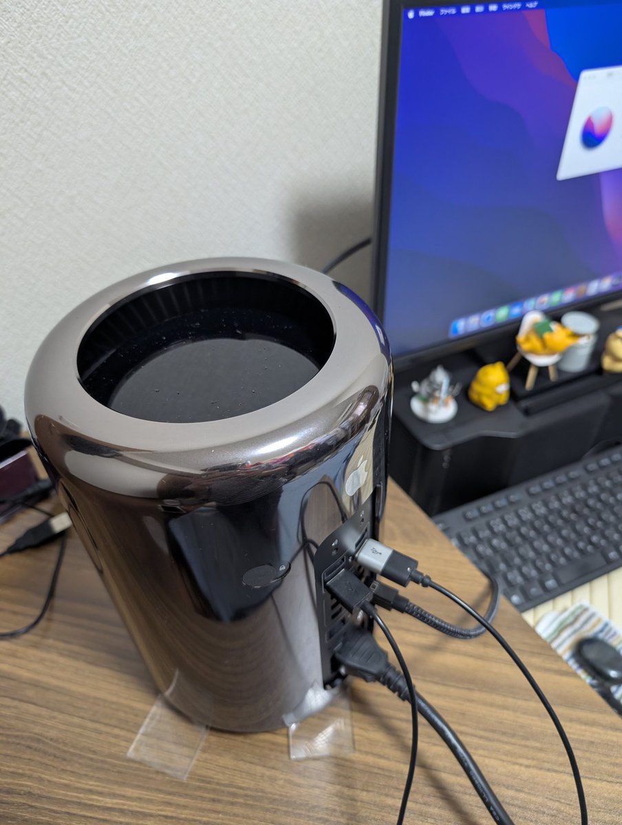 kakesukun's tweet photo. 憧れのmacpro 2013ついにゲット。これはCPUもXeonだしジオン公国の最終モビルアーマー ジオングに通じるものがあるぞ。銀色のケースは鉄仮面。伸びるコードは腕をバンバン飛ばして攻撃してる感じそのもの。内部のこだわりようもハンパない。こんなカッコいいPCなかなか無いって
#macpro2013 #パソコン https://t.co/UhrcUmD0U5