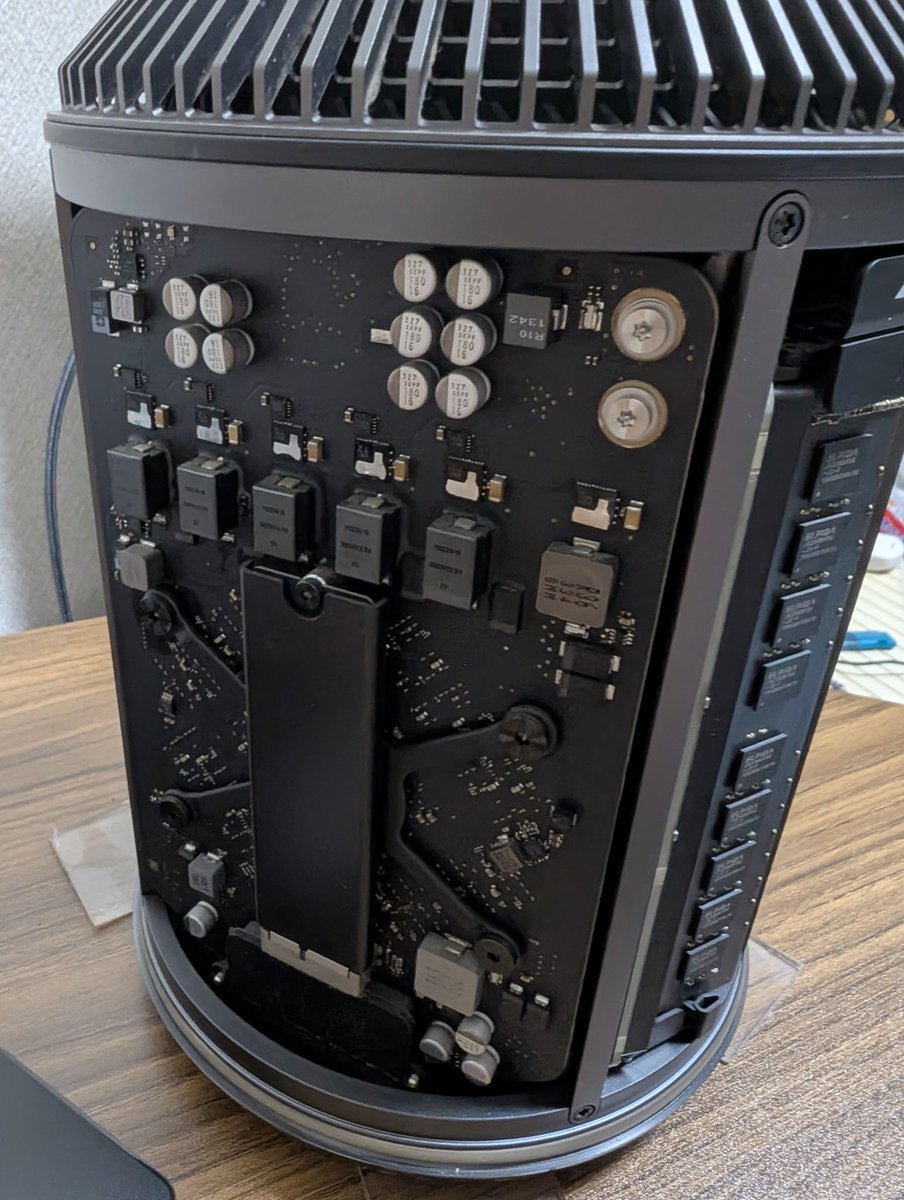 kakesukun's tweet photo. 憧れのmacpro 2013ついにゲット。これはCPUもXeonだしジオン公国の最終モビルアーマー ジオングに通じるものがあるぞ。銀色のケースは鉄仮面。伸びるコードは腕をバンバン飛ばして攻撃してる感じそのもの。内部のこだわりようもハンパない。こんなカッコいいPCなかなか無いって
#macpro2013 #パソコン https://t.co/UhrcUmD0U5