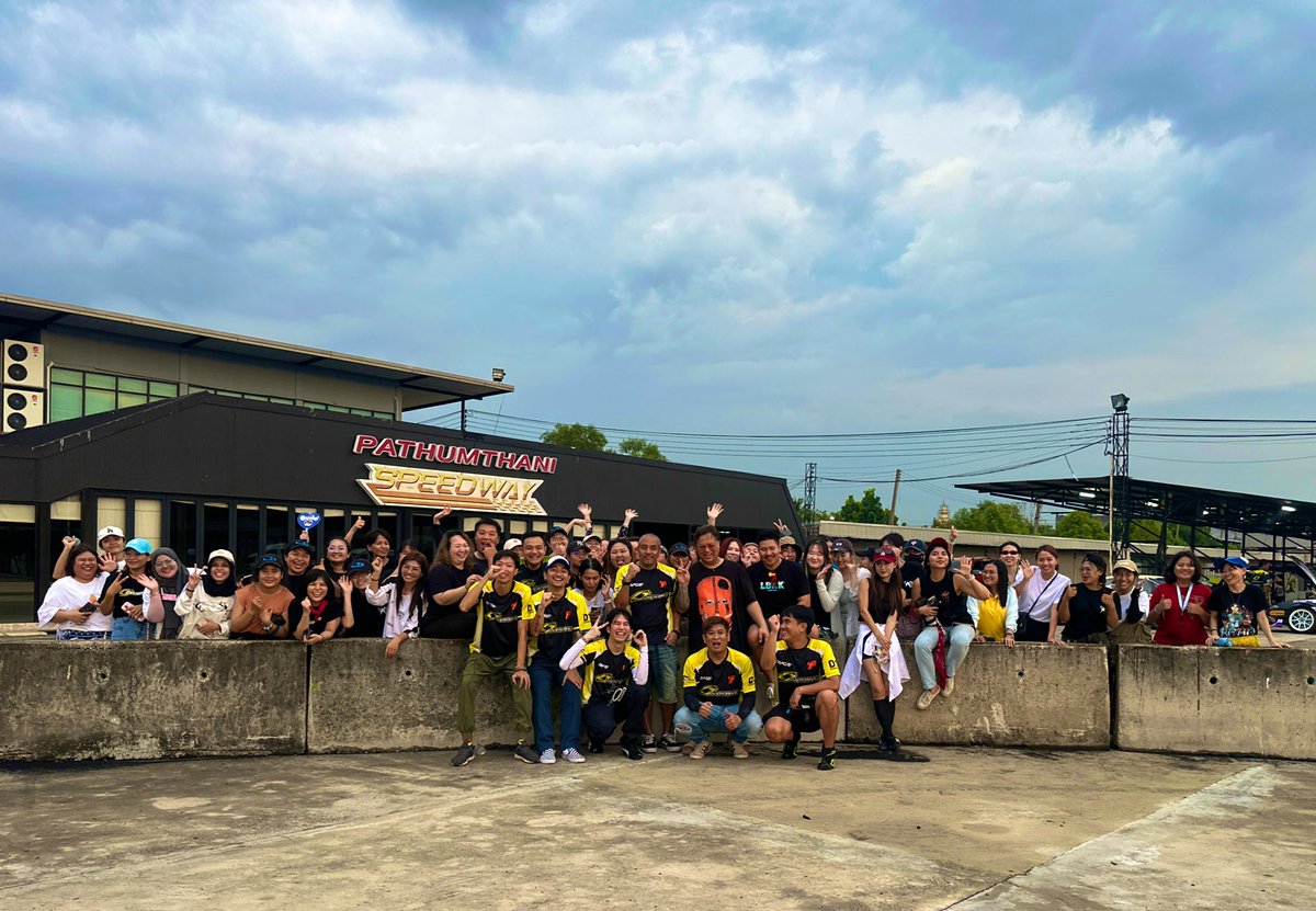 🌧☀️ วันนี้เหมือนได้ไปผจญภัย 4 ฤดูในวันเดียว
ฝนก็ตก แดดก็ออก เหงื่อก็ไหล หัวใจก็เต้นแรง(?)

ขอบคุณจริงๆ ที่ยังทน… เอ๊ย! ยังมาหากัน 😆
ดีใจที่ได้เจอกันนะทุกคน 💖 

ใครกลับถึงบ้านแล้ว รีบรายงานตัวด้วย!🖐🏻

🌧☀️ Today feels like an adventure through four seasons in one day.
It's