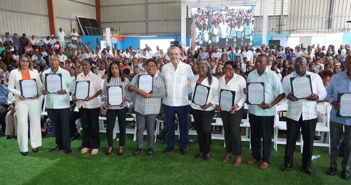 Con la entrega de, miles, títulos de propiedad, favoreciendo  tierra a campesinos y solares para viviendas urbana. Luis Abinader PREPARANDO REPÚBLICA DOMINICANA PARA EL FUTURO. <a href="/luisabinader/">Luis Abinader</a> <a href="/Pachecoalfredoo/">Alfredo Pacheco</a>