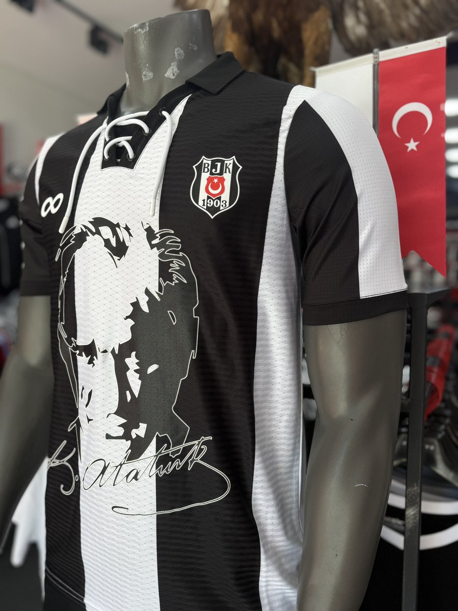 viaporttkrtlyvs's tweet photo. En Büyük Beşiktaşlı, Ulu Önder Atatürk💯
Armasında Türk bayrağı olan Beşiktaş🦅
Ve Dünya’nın en güzel Renkleri olan
Siyah ve Beyaz…🖤🤍

En güzel , En anlamlı, En Değerli üçlü…❤️

100. Yıl formasından esinlenerek hazırlanan, ve özel olarak üretilen mükemmel bir koleksyon ürünü ile sizlerlerleyiz Karakartallar…

Sınırlı sayıdaki Stoklar tükenmeden bulunduğunuz illerdeki @BJKKartalYuvasi mağazalarımız ile iletişime geçip yeni ürünümüzü temin edebilirsiniz…

@viaporttkrtlyvs
