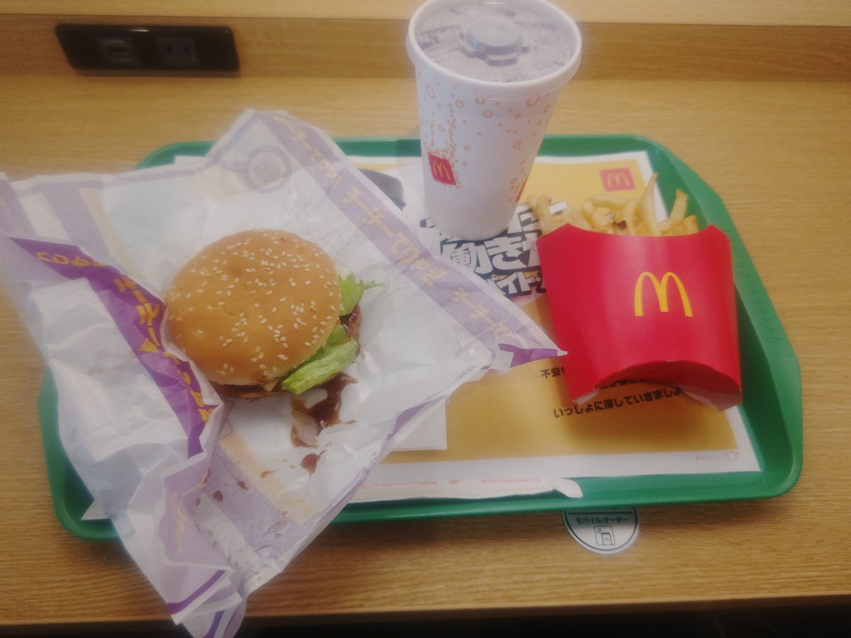 tartar89's tweet photo. 2日間かけて行ってきた。
#LUNACHEE の映像も店内で確認できたよ。普段はビッグマック派だけど当分俺チーチーダブチしか食わねえから(笑)
#LUNASEA
#マクドナルド
#チーチーダブチ 
#チーチーてりやき 
#チーチーROSIER
#ルナチー https://t.co/qPYYpzoMk2
