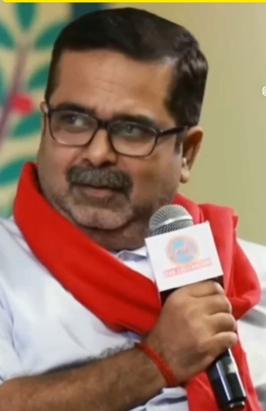 सौरभ - राहुल गाँधी और नरेंद्र मोदी में से बड़ा नेता कौन है?

अवध ओझा - नरेंद्र मोदी पहले बड़े नेता थे,
आज राहुल गाँधी बड़े नेता हैँ.

सौरभ - आप तो केजरीवाल की टीम में हो?

अवध ओझा - बड़े नेता राहुल गाँधी है क्योंकि वो UPSC क्लियर किये हैँ राजनीती का.

वीडियो मज़ेदार है.. 👌👌
