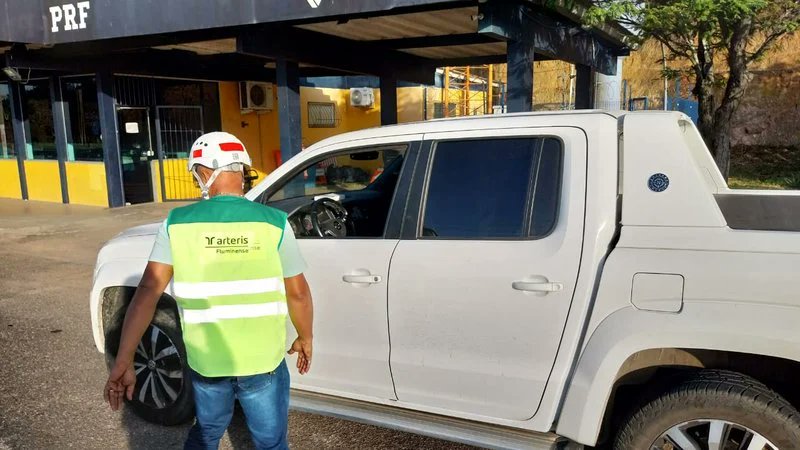 Arteris Fluminense promoveu na quarta (20) uma ação da Rodo Seguro, no posto da PRF situado no km 78 Norte da BR-101/RJ, em Campos dos Goytacazes. A iniciativa tem como objetivo conscientizar motoristas e passageiros de veículos leves.

▶️Veja: arteris.com.br/fique-por-dent… #ArterisFaz
