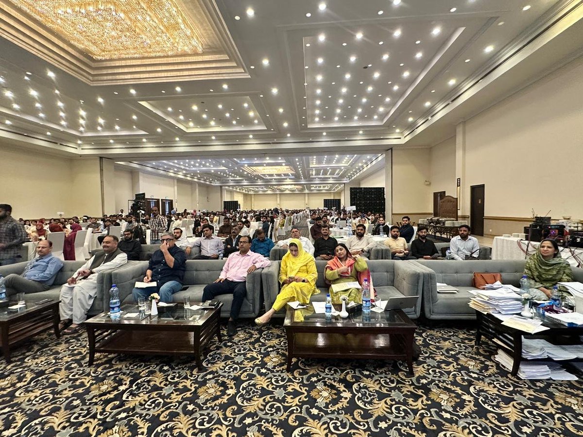 صوبائی وزیر صحت و آبادی خواجہ عمران نذیر نے مریم نواز ہیلتھ کلینک کے ہیلتھ مینیجرز کی دو روزہ تربیتی نشست میں شرکت کی اور کہا کہ ہیلتھ پروفیشنلز کی استعداد کار بڑھانا اور تمام بھرتیاں میرٹ پر کی گئی ہیں تاکہ عوام کو بہترین صحت سہولیات فراہم کی جا سکیں۔
