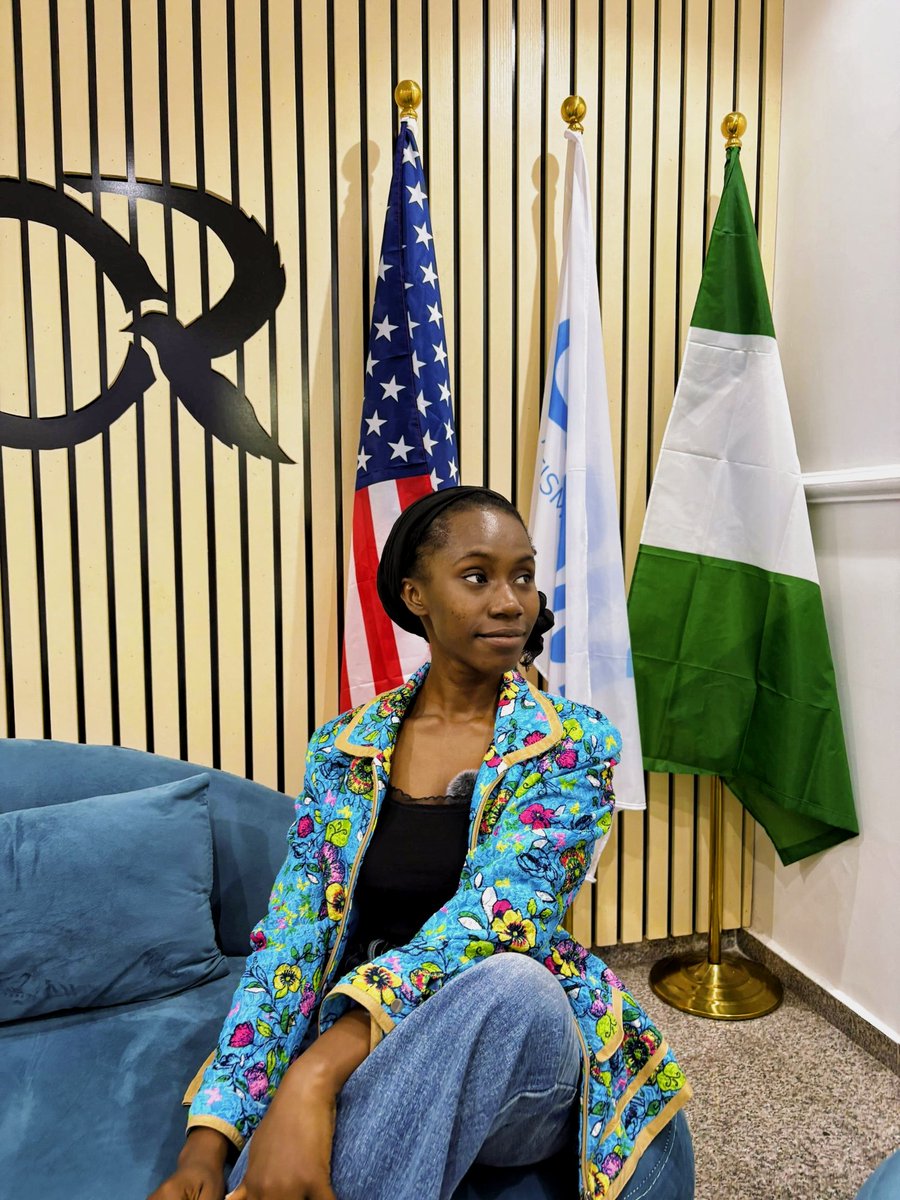 janetisglobal's tweet photo. I am spoken word artist and I am not ashamed to admit that:

1. Half a decade ago, I used to admire spoken word artists. I thought they had two heads. Like how do you write, understand your piece and perform without looking at your paper?

#janetisglobal #adeyemojesutofunmijanet https://t.co/3JHa4t20Qy