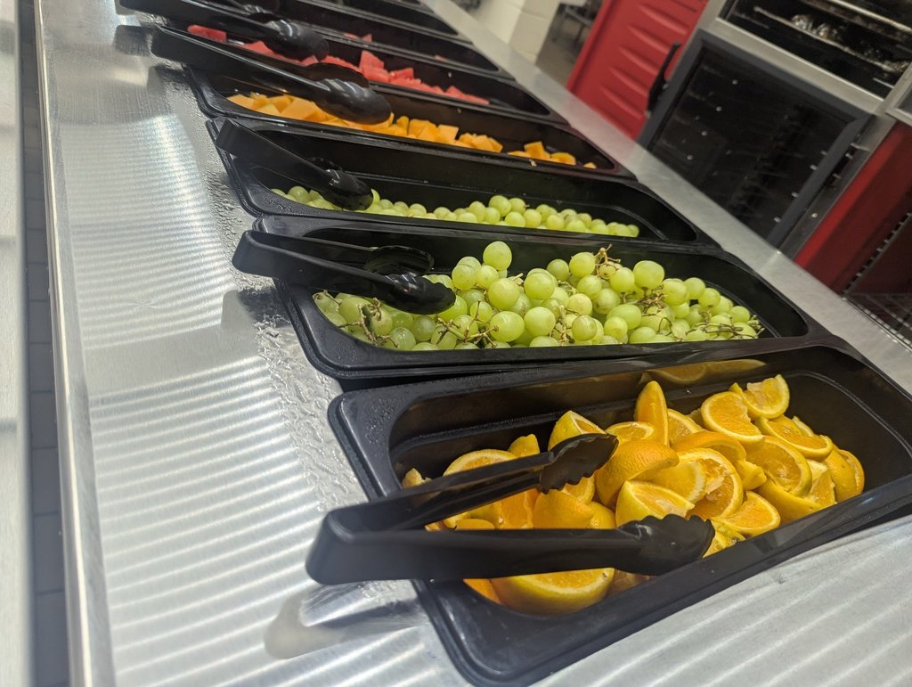PrinceEdwardSch's tweet photo. Did you know? 🧐 Our Eagles 🦅 enjoy a variety of fresh fruits 🍎🍓🍊 and vegetables 🥦🥕🥒 daily. Pictured here 📸 is the fruit bar 🍇🍍 located at the middle school. Also, don't forget that all our students receive free breakfast and lunch. #HealthyKidsVA #Farm2Table https://t.co/UYqcFmExov