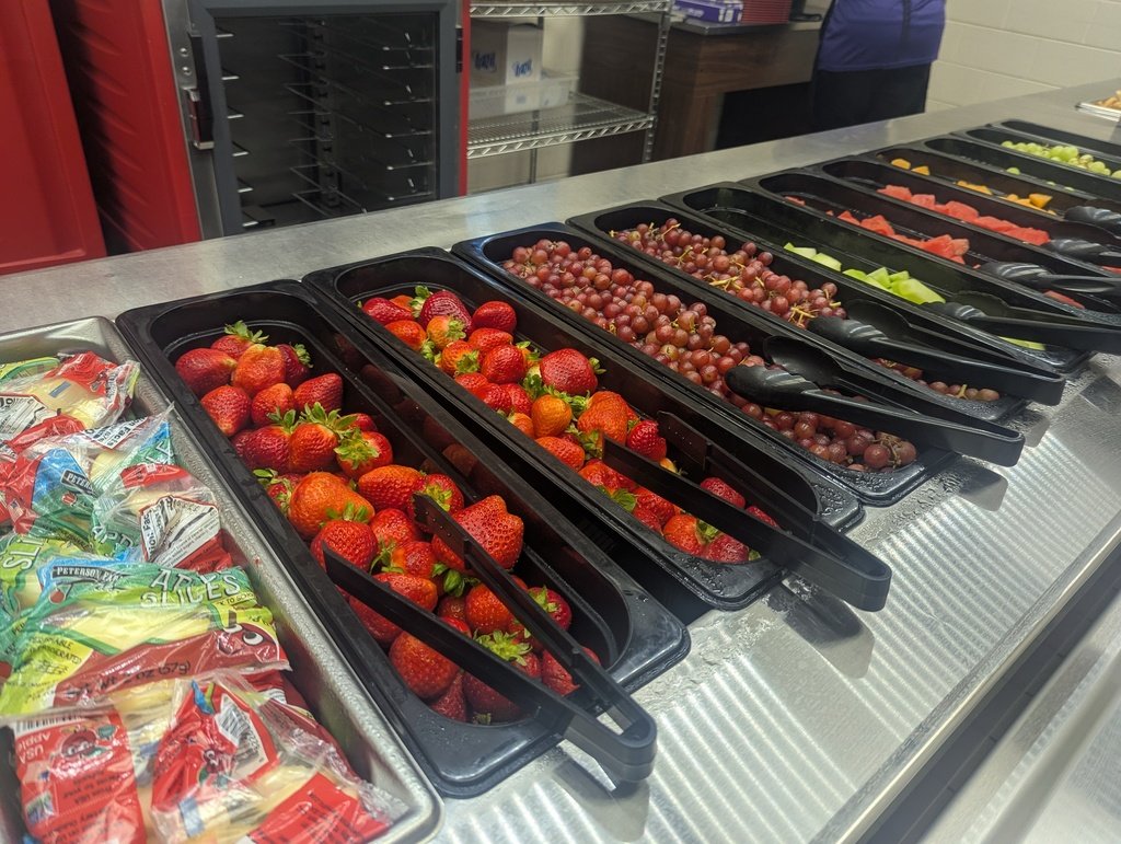PrinceEdwardSch's tweet photo. Did you know? 🧐 Our Eagles 🦅 enjoy a variety of fresh fruits 🍎🍓🍊 and vegetables 🥦🥕🥒 daily. Pictured here 📸 is the fruit bar 🍇🍍 located at the middle school. Also, don't forget that all our students receive free breakfast and lunch. #HealthyKidsVA #Farm2Table https://t.co/UYqcFmExov