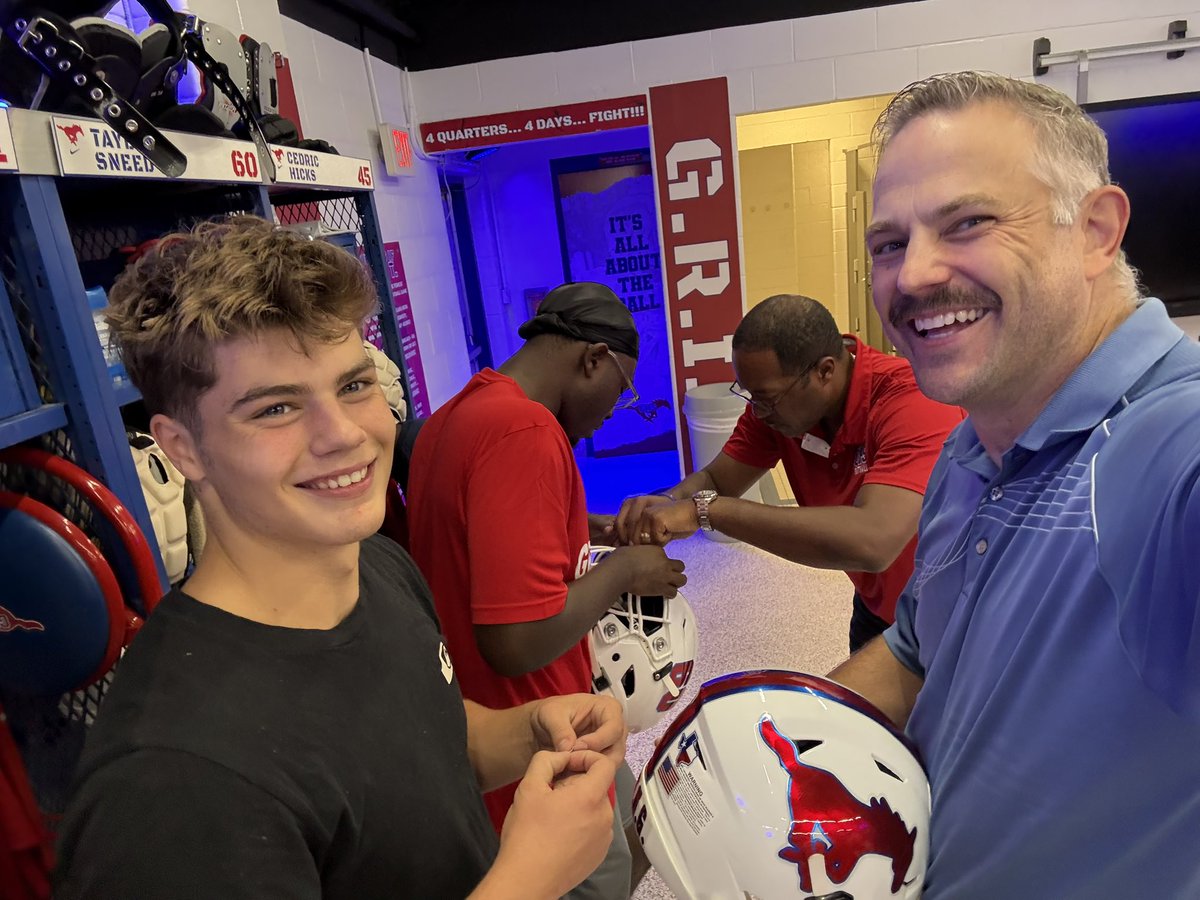 Traditions are the best part of sports. Today we had Decals with Dads before the first scrimmage. 

Proud to be a <a href="/GHSMustangsFB/">GHSMustangsFootball</a>  #Team106 dad. 

Go Mustangs!