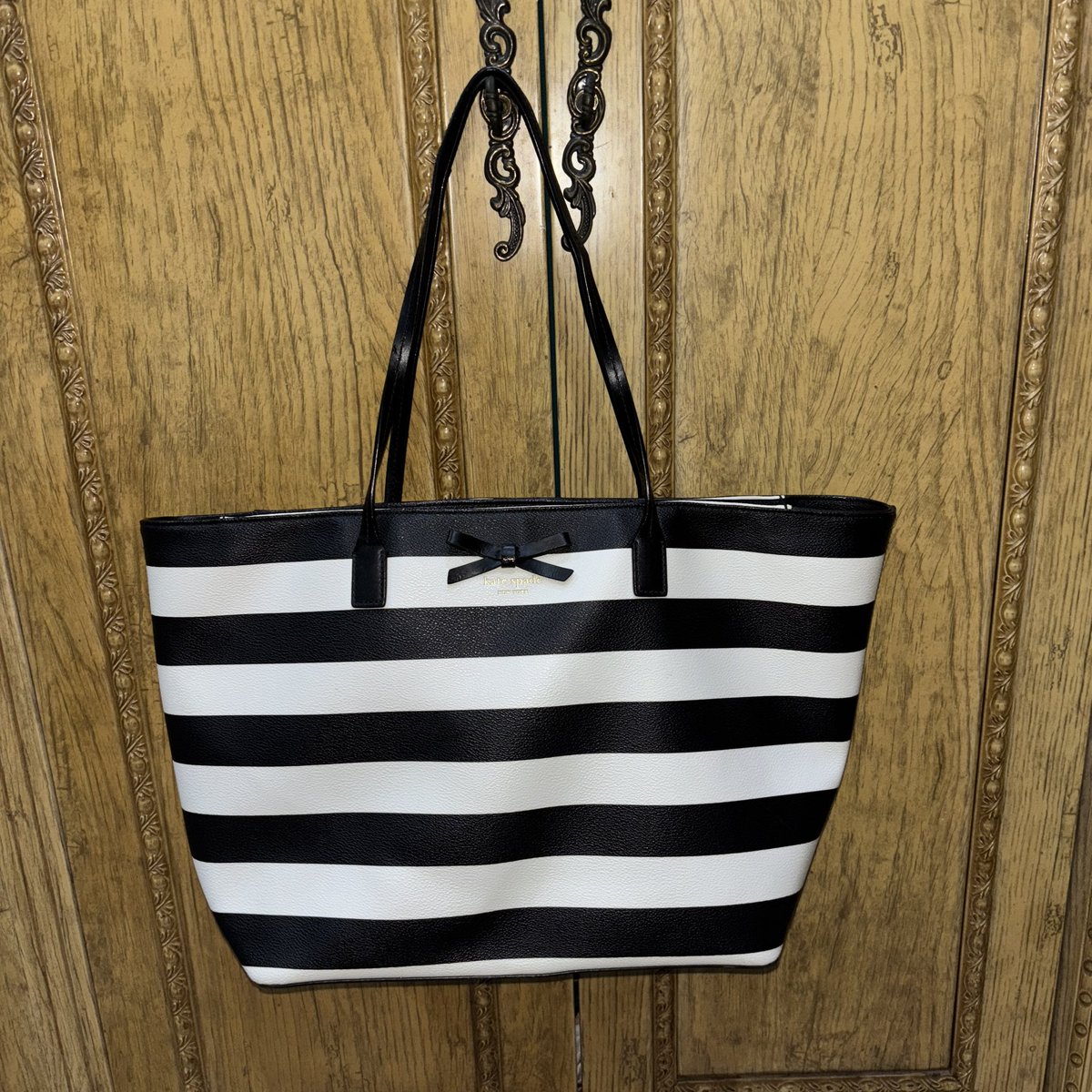 Iullababy's tweet photo. Wts Kate Spade Tote Bag Ori, gede bangetttt muat laptop 14 inch☝🏻

HB tertera
HJ 2jt
COD only yaa area jaksel/jakpus/bintaro, atau boleh gosend instant (nggak nerima shopee reguler/hemat soalnya takut kehimpit/gimana pas pengiriman)

Ada minus next slide https://t.co/089xLD73eK