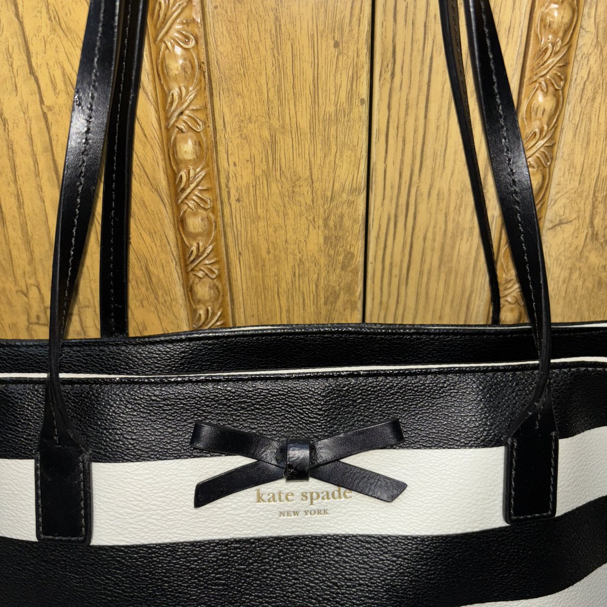 Iullababy's tweet photo. Wts Kate Spade Tote Bag Ori, gede bangetttt muat laptop 14 inch☝🏻

HB tertera
HJ 2jt
COD only yaa area jaksel/jakpus/bintaro, atau boleh gosend instant (nggak nerima shopee reguler/hemat soalnya takut kehimpit/gimana pas pengiriman)

Ada minus next slide https://t.co/089xLD73eK