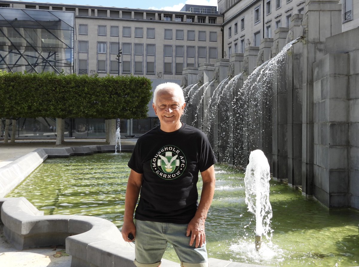 Taking the Seagulls to Brussels… 
The first person who spoke to me about the T-shirt here wasn’t Belgian but from Grampound Road, Cornwall… Weird… <a href="/MouseholeAFC/">𝗠𝗢𝗨𝗦𝗘𝗛𝗢𝗟𝗘 𝗔𝗙𝗖</a> <a href="/CatArthurian/">Catherine Arthur</a> <a href="/e_chatterji/">Eva Chatterji</a> <a href="/vivienleeshamil/">vivien lees-hamilton</a> <a href="/staithesartist/">Sue Nichol</a> <a href="/CornishSoccer/">CORNISH SOCCER Mag</a>