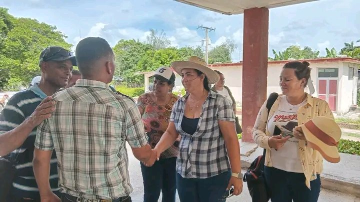 Junto a <a href="/YudelkisOrtizB/">Yudelkis Ortiz Barceló</a> Primera Secretaria del <a href="/PartidoPCC/">Partido Comunista de Cuba</a> en #ProvinciaGranma recorrimos e intercambiamos con pobladores de Guamo y Guamo Viejo en.     #RíoCauto. #GranmaConmigoCuenta <a href="/AsambleaCuba/">Asamblea Nacional Cuba</a> <a href="/PresidenciaCuba/">Presidencia Cuba 🇨🇺</a> <a href="/GobiernoCuba/">Gobierno Cuba 🇨🇺</a> <a href="/GobiernoGranma/">GobiernoGranma</a> <a href="/YudelkisOrtizB/">Yudelkis Ortiz Barceló</a>