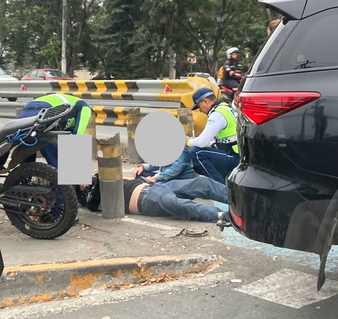 InfoViaLaCosta's tweet photo. #ATENCIÓN accidente frente al retorno 1 de #vialacosta un motociclista tendido en la calzada @ATM_Transito en el sitio prestando asistencia. https://t.co/MZFSaf1vPE