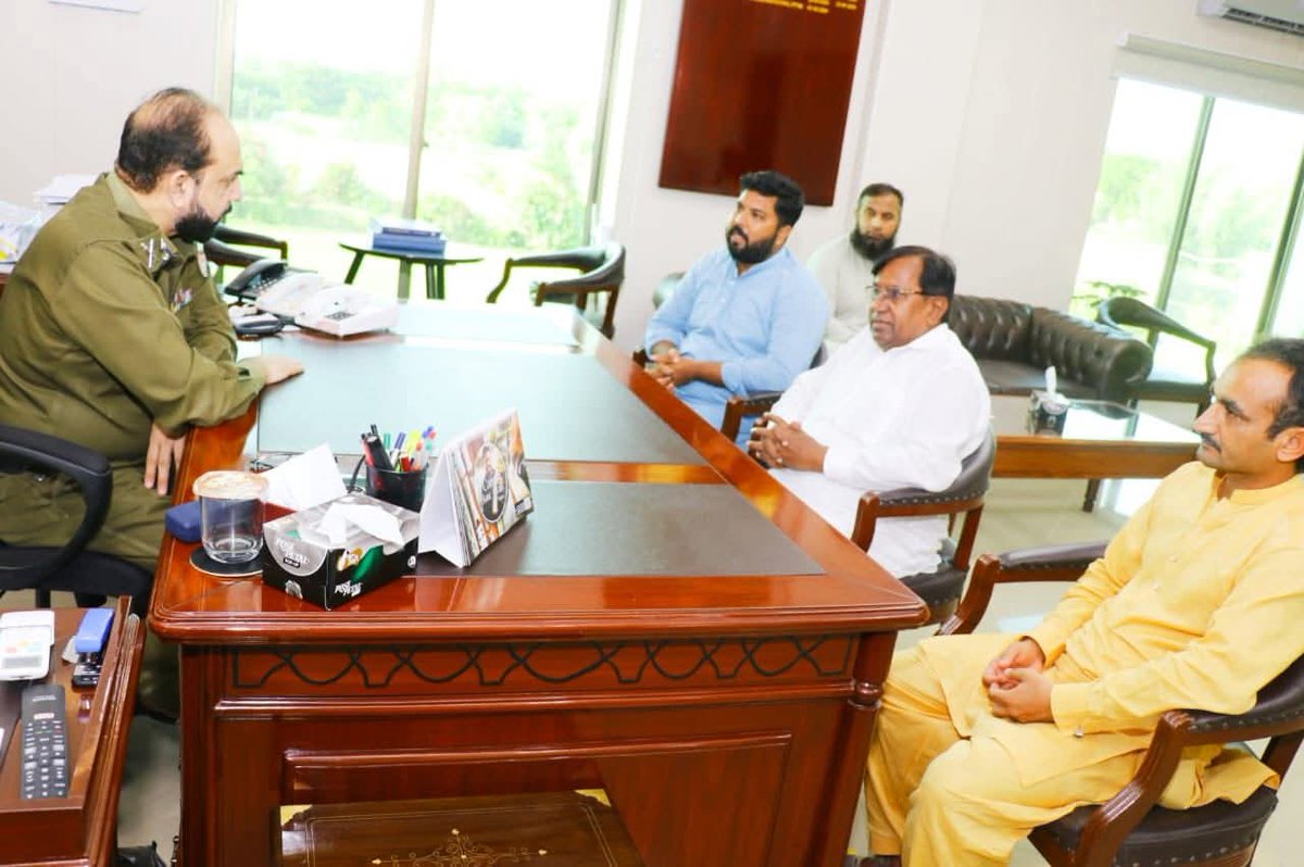 OfficialSPPO's tweet photo. سینیئر صحافی جاوید فخری، قاسم جاوید خان اور محمد عامر نصیر کی ایڈیشنل آئی جی ساؤتھ پنجاب محمد کامران خان سے ساؤتھ پنجاب پولیس آفس میں ملاقات
Muhammad Kamran Khan
#igsouthpunjab #Mediapersons #KhanewalMedia #journalist #police #PunjabPolice #IGPunjab #viralpost2025 https://t.co/SpfxKLn6ln