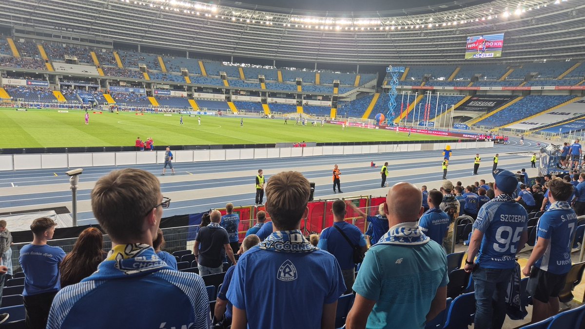 Jak jo kochom takie szpile  9k kibicow a doping napełnej kurwie🔥 gardło zdarte💪 po szpilu na nocka fedra aly i tak czlowiek szczesliwy💪  bRawo Ruch💙