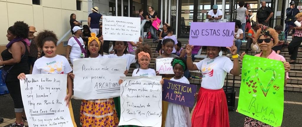 Que y que entrevistando a Carlos Rivera Santiago, el fascista tajante que apoyó que le imputaran 5 cargos criminales a una niña negra de 11 años que sólo estaba intentando defenderse del acoso racista que sufría en su escuela. ¿Acaso no se acuerda de las protestas en su contra?
