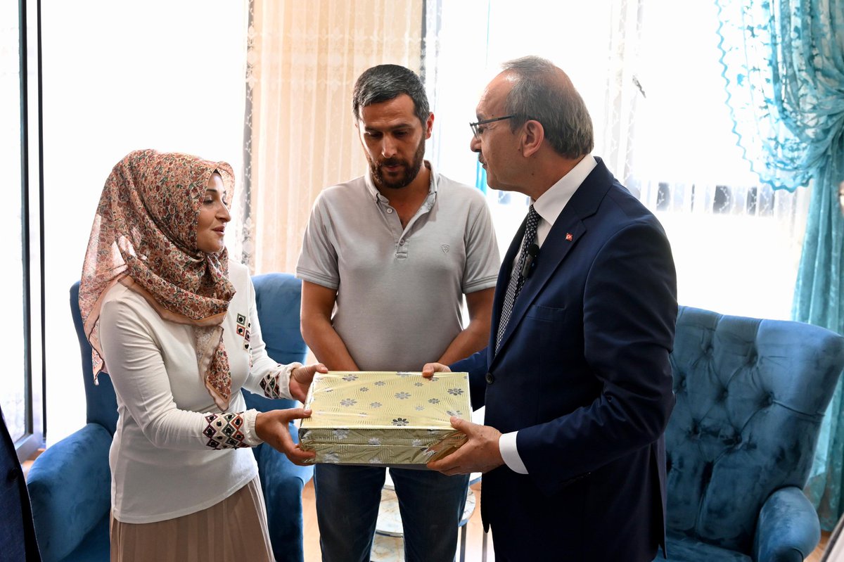 TCMalatyaV's tweet photo. Valimiz @SeddarYavuz, #Yeşilyurt Akkent Sitesi TOKİ Deprem Konutuna Yerleşen Güler Ailesine Büyükşehir Belediye Başkanı Sayın @samiermbb ile Misafir Olup, Yeni Evlerinin Hayırlı Olmasını Diledi.

#malatya #malatyavaliliği https://t.co/uBugVwHseg