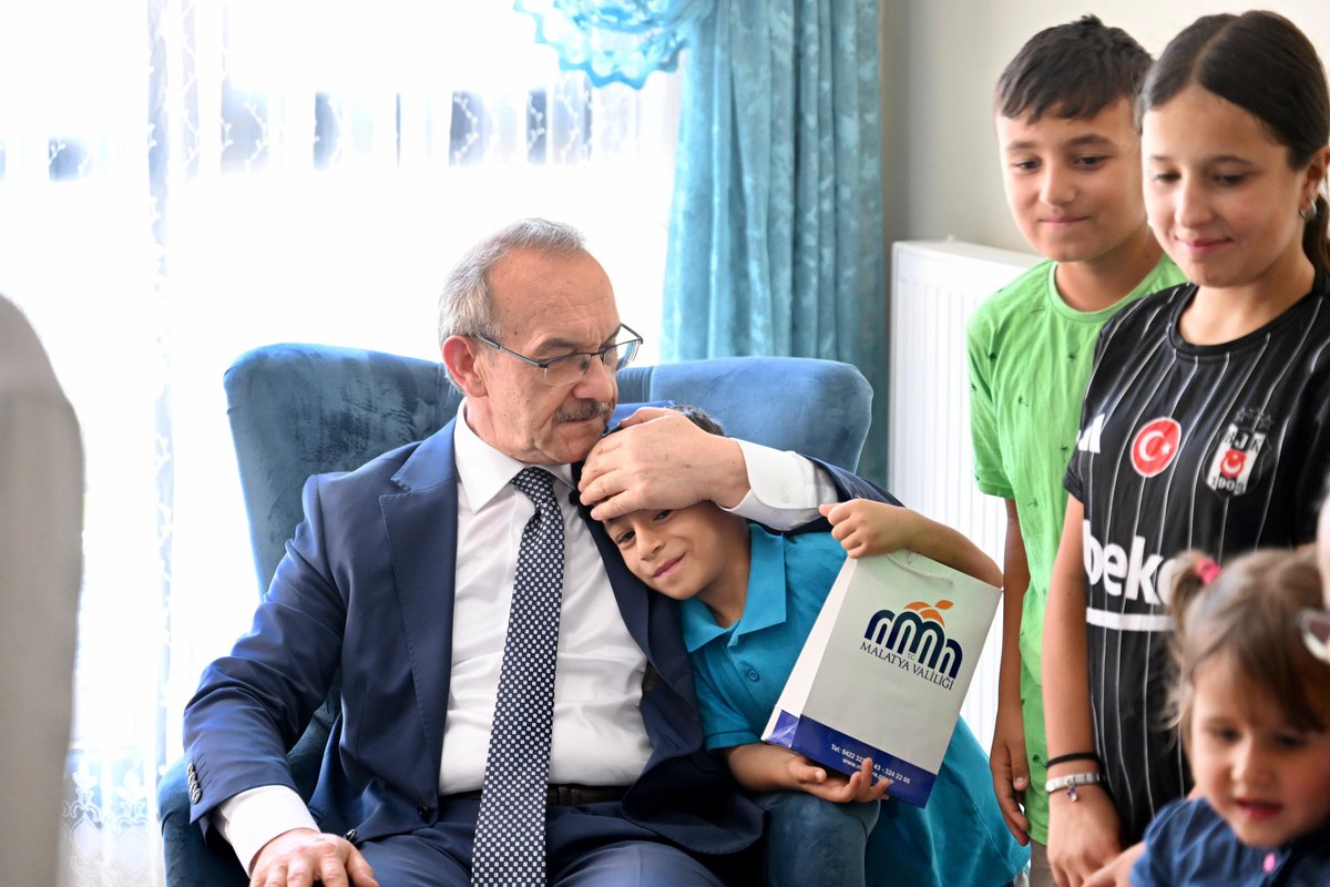 TCMalatyaV's tweet photo. Valimiz @SeddarYavuz, #Yeşilyurt Akkent Sitesi TOKİ Deprem Konutuna Yerleşen Güler Ailesine Büyükşehir Belediye Başkanı Sayın @samiermbb ile Misafir Olup, Yeni Evlerinin Hayırlı Olmasını Diledi.

#malatya #malatyavaliliği https://t.co/uBugVwHseg