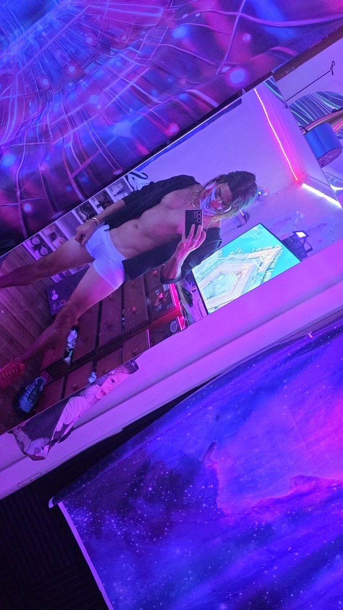 hungbii09's tweet photo. Can't juggle but Ill play with your balls ๐
#kink #amateur #soloselfie #bibro #clown #gay https://t.co/bwb89ZEtGV