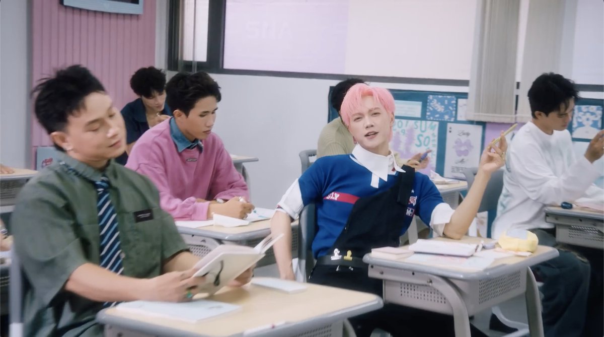_LinhBin_'s tweet photo. JSOL serving us High School Musical realness in his new song "KHÔNG PHẢI EM, KHÔNG PHẢI AI".
MV and song are out now!!! Go check it out!!!
https://t.co/Cj0PHjeV9W
#JSOL #SonK #vpop #anhtraisayhi #atsh https://t.co/S9hm2030Nb